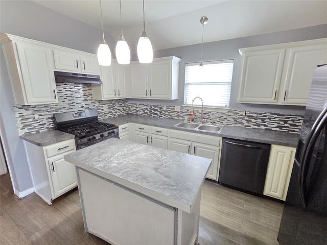 12015 Rosecroft Drive, Houston, TX 77048