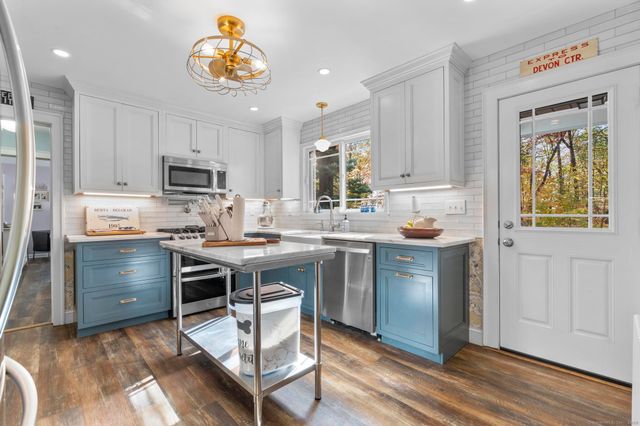 32 Cedarhurst Lane, Milford, CT 06461