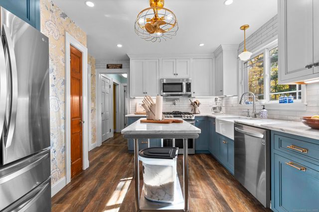 32 Cedarhurst Lane, Milford, CT 06461