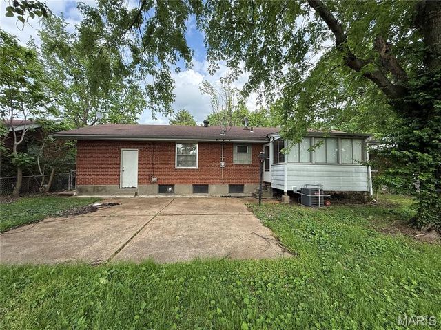 325 Rand Drive, St Louis, MO 63135