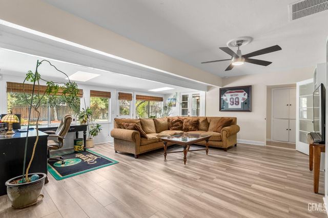 2810 19th St., Bakersfield, CA 93301