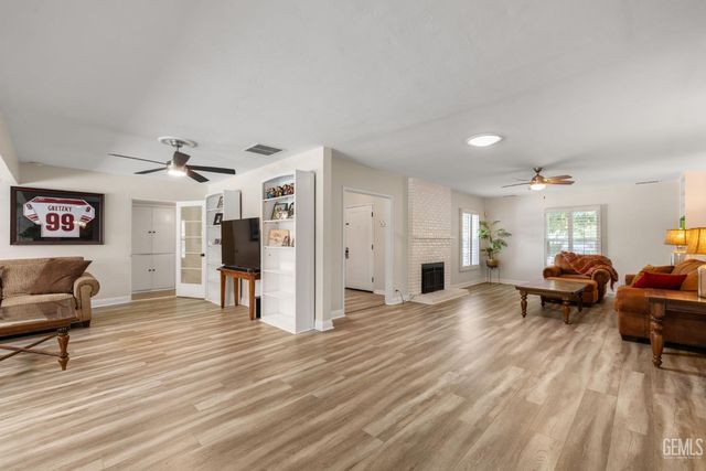 2810 19th St., Bakersfield, CA 93301