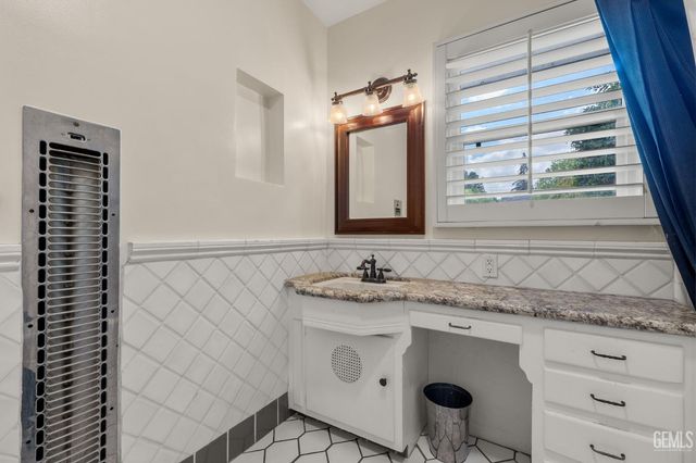 2810 19th St., Bakersfield, CA 93301