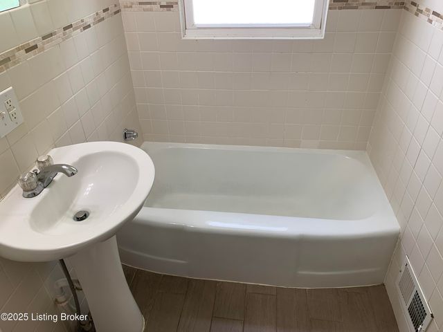 311 Maple Ct, La Grange, KY 40031