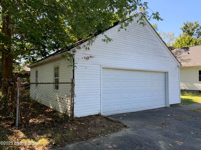311 Maple Ct, La Grange, KY 40031