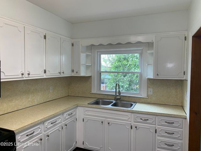 311 Maple Ct, La Grange, KY 40031