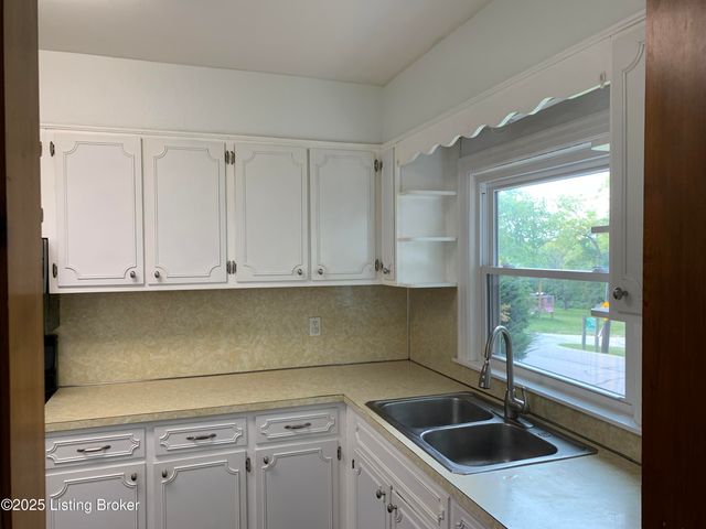 311 Maple Ct, La Grange, KY 40031