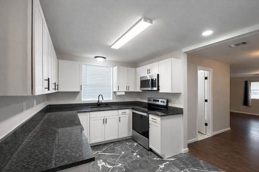 Image 3 of property listing at 1401 Old Highway 6, Cross, SC 29436