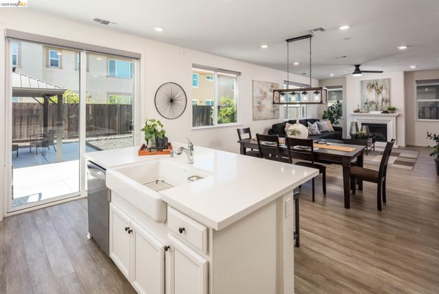 661 Longmont Dr, Oakley, CA 94561