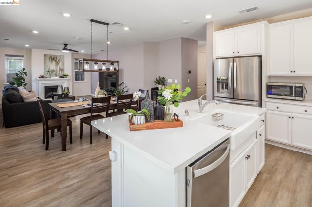 661 Longmont Dr, Oakley, CA 94561
