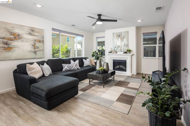 661 Longmont Dr, Oakley, CA 94561
