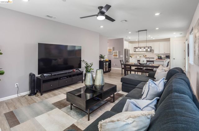 661 Longmont Dr, Oakley, CA 94561