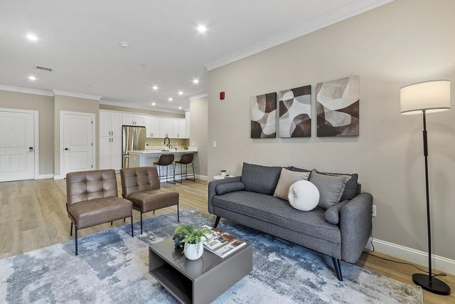 10100 S Willow St Unit 109, Manchester, NH 03103