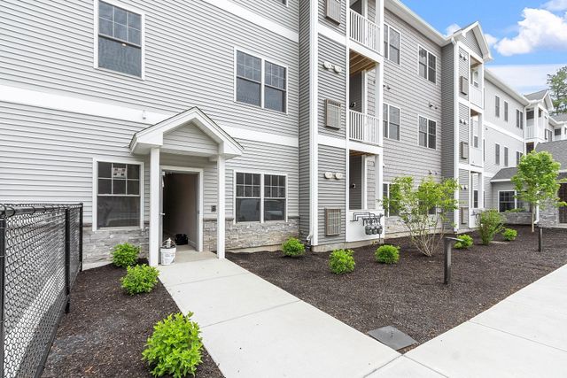 10100 S Willow St Unit 109, Manchester, NH 03103