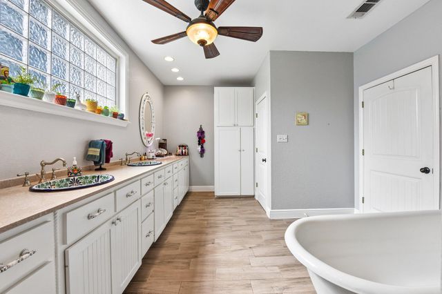 205 N Avenue E, Elgin, TX 78621