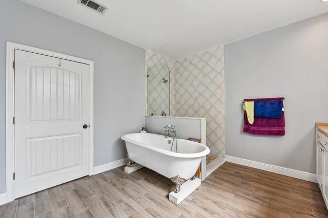 205 N Avenue E, Elgin, TX 78621