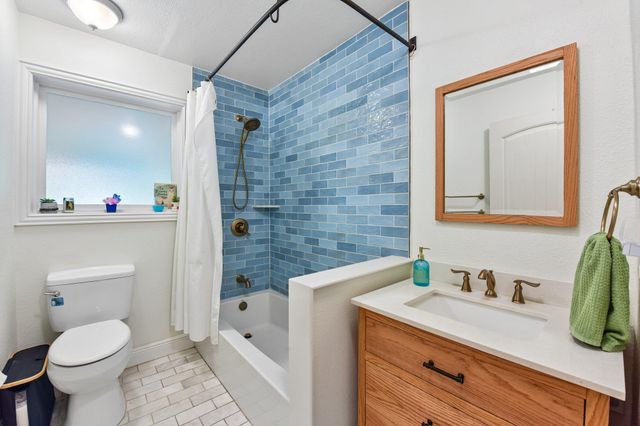205 N Avenue E, Elgin, TX 78621