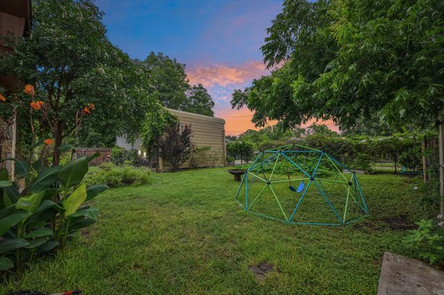 205 N Avenue E, Elgin, TX 78621