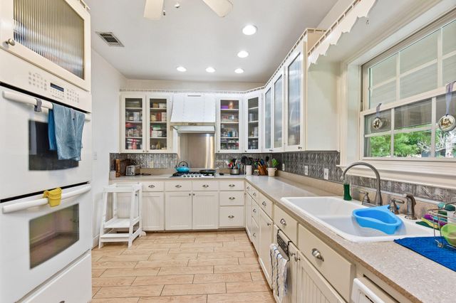 205 N Avenue E, Elgin, TX 78621