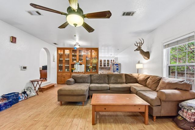 205 N Avenue E, Elgin, TX 78621