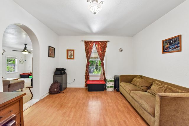 205 N Avenue E, Elgin, TX 78621