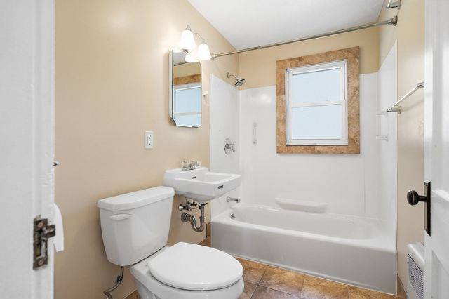 24 Grandview St, Northampton, MA 01062