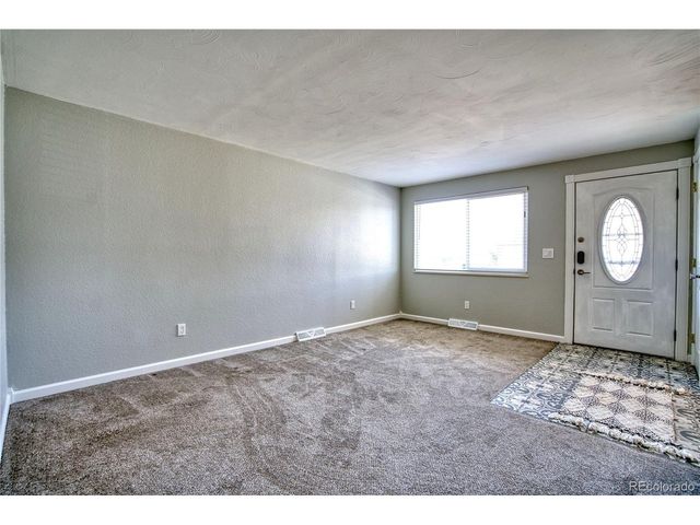 737 Goss Dr, Longmont, CO 80504