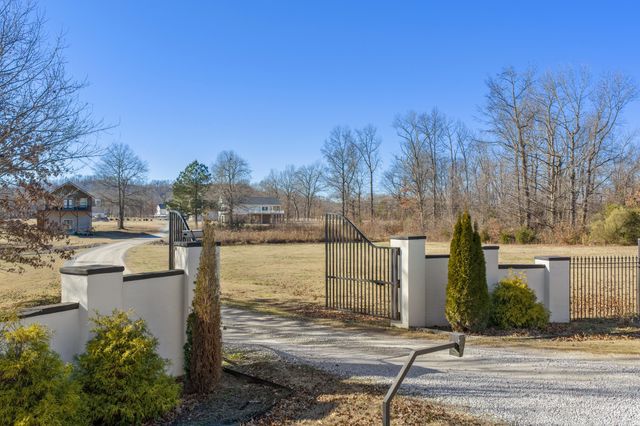 222 Fairway Villa Ln, Decaturville, TN 38329