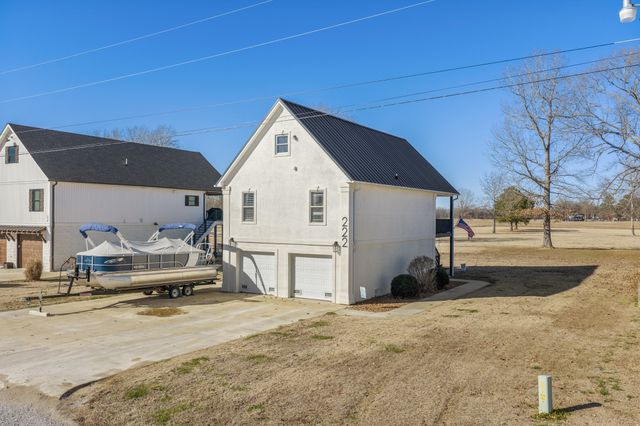 222 Fairway Villa Ln, Decaturville, TN 38329