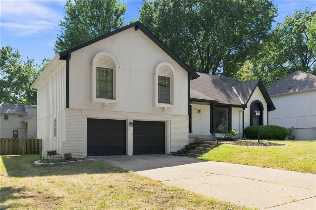 12021 W 100TH Street, Lenexa, KS 66215