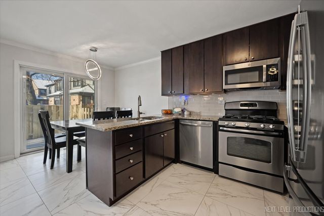 292 SHADOWBEND Drive 292, Wheeling, IL 60090