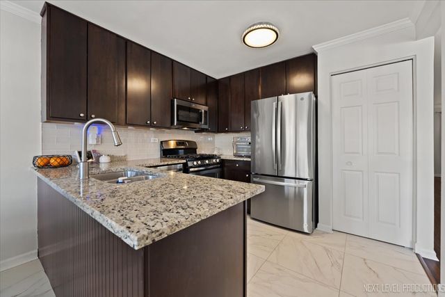 292 SHADOWBEND Drive 292, Wheeling, IL 60090