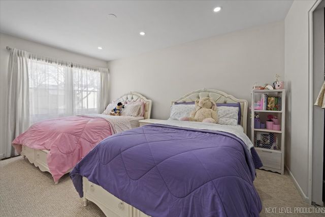 292 SHADOWBEND Drive 292, Wheeling, IL 60090