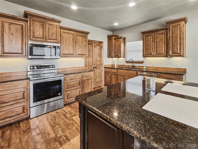 29498 S Timberline Drive, Park Hill, OK 74451