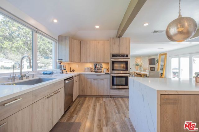 2760 E Glenoaks Boulevard, Glendale, CA 91206