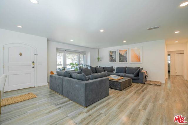 2760 E Glenoaks Boulevard, Glendale, CA 91206
