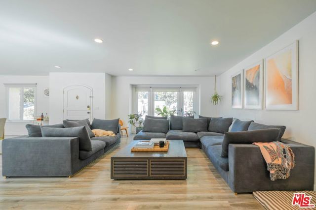 2760 E Glenoaks Boulevard, Glendale, CA 91206