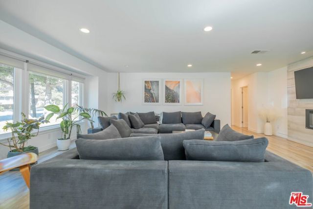 2760 E Glenoaks Boulevard, Glendale, CA 91206