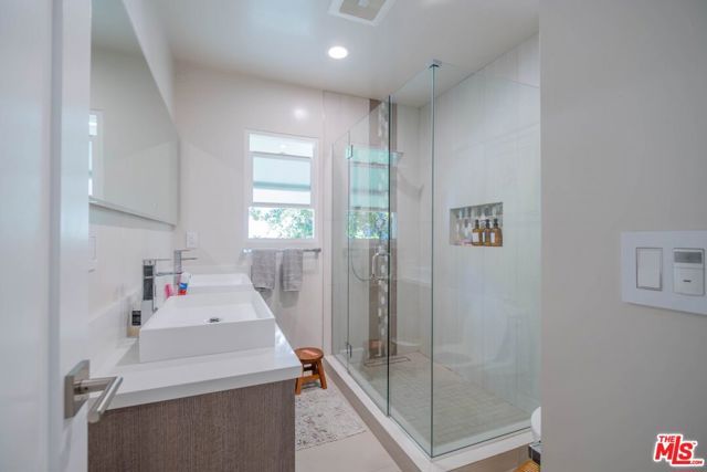 2760 E Glenoaks Boulevard, Glendale, CA 91206