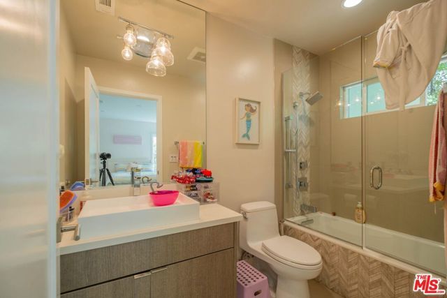 2760 E Glenoaks Boulevard, Glendale, CA 91206