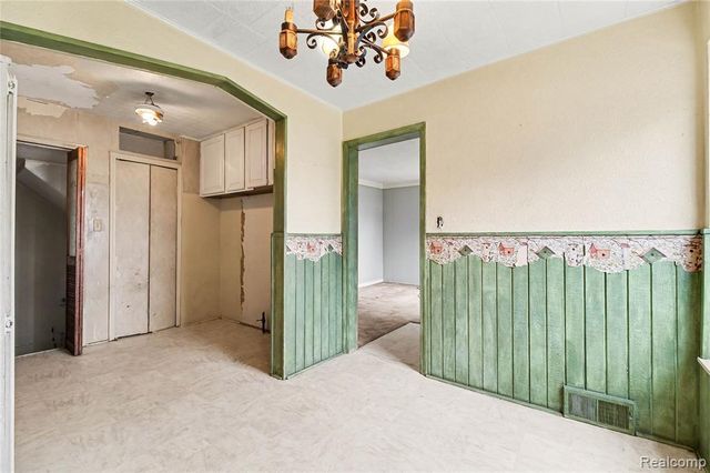 1205 E Muir Avenue, Hazel Park, MI 48030
