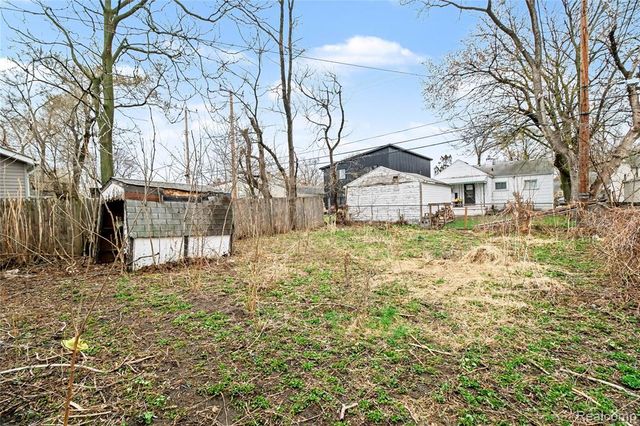 1205 E Muir Avenue, Hazel Park, MI 48030