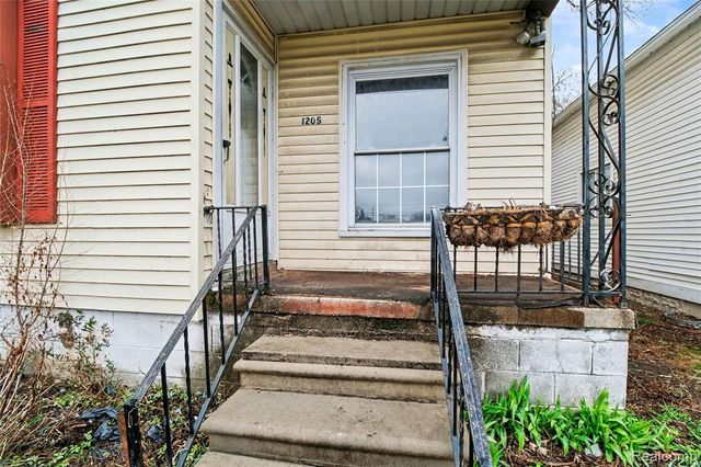1205 E Muir Avenue, Hazel Park, MI 48030