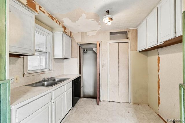 1205 E Muir Avenue, Hazel Park, MI 48030
