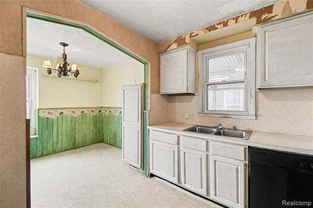 1205 E Muir Avenue, Hazel Park, MI 48030