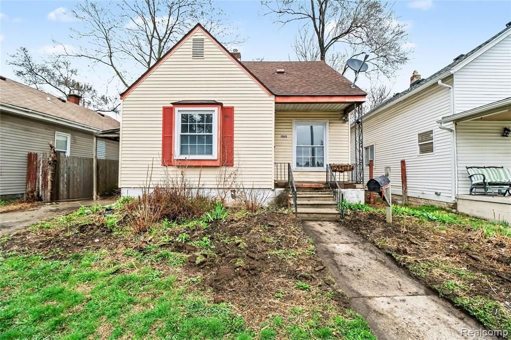 1205 E Muir Avenue, Hazel Park, MI 48030