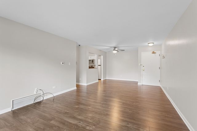 7510 Farmingdale Drive 210, Darien, IL 60561