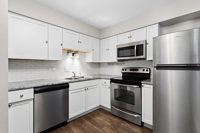 7510 Farmingdale Drive 210, Darien, IL 60561