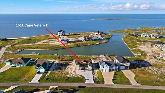 1511 Cape Velero Dr, Rockport, TX 78382