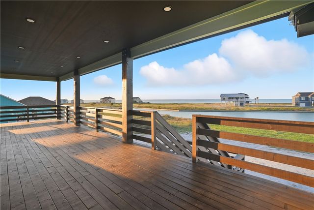 1511 Cape Velero Dr, Rockport, TX 78382